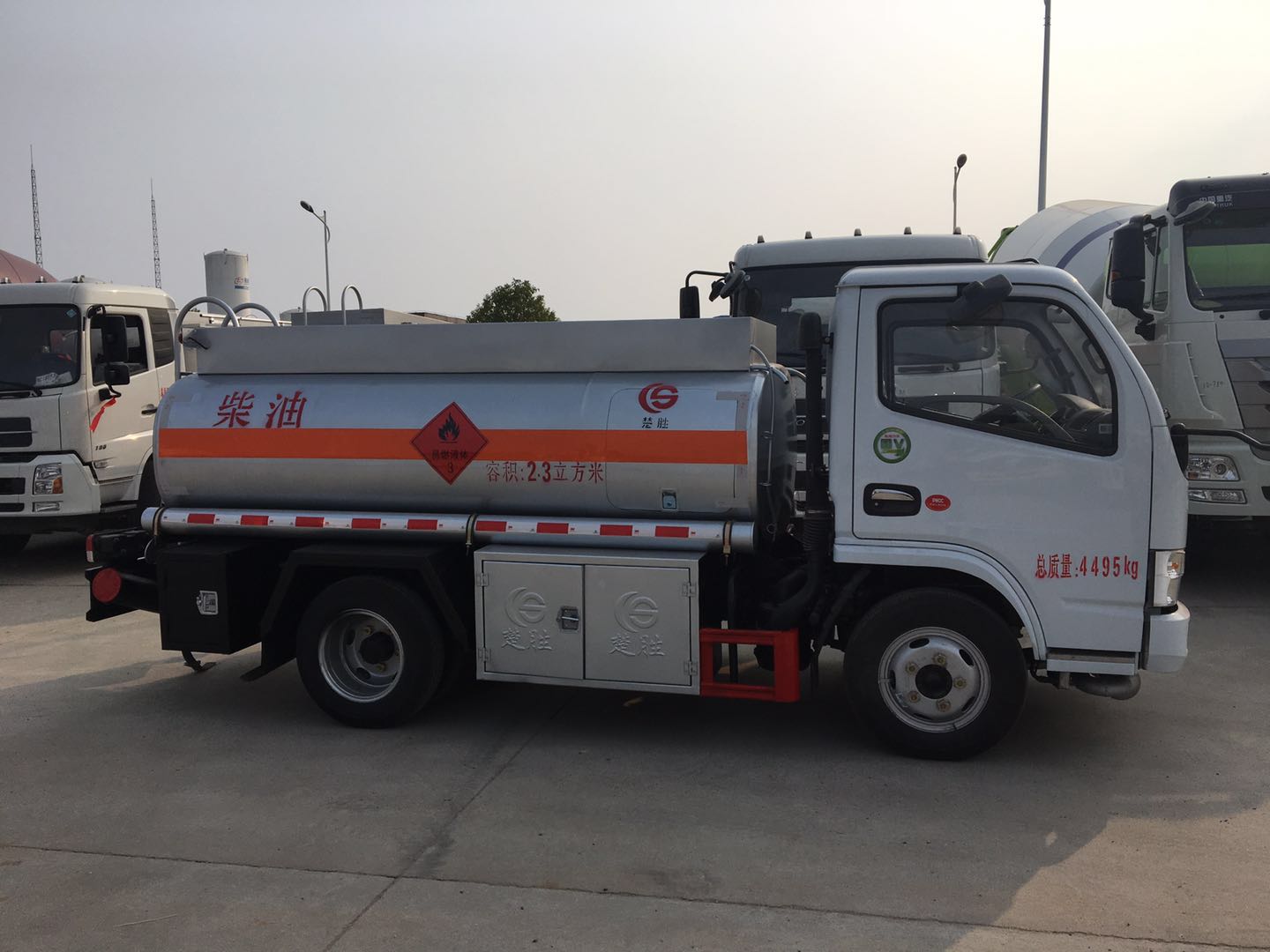 2.3方藍(lán)牌加油車(chē)圖片 2.3方藍(lán)牌加油車(chē)圖片
